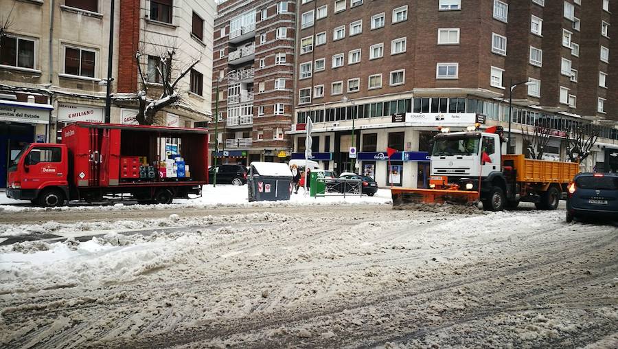 Las prediciciones se han cumplido y la provincia y la capital han amanecido cubiertas de un manto blanco, generandpo numerosas complicaciones en calles y carreteras.