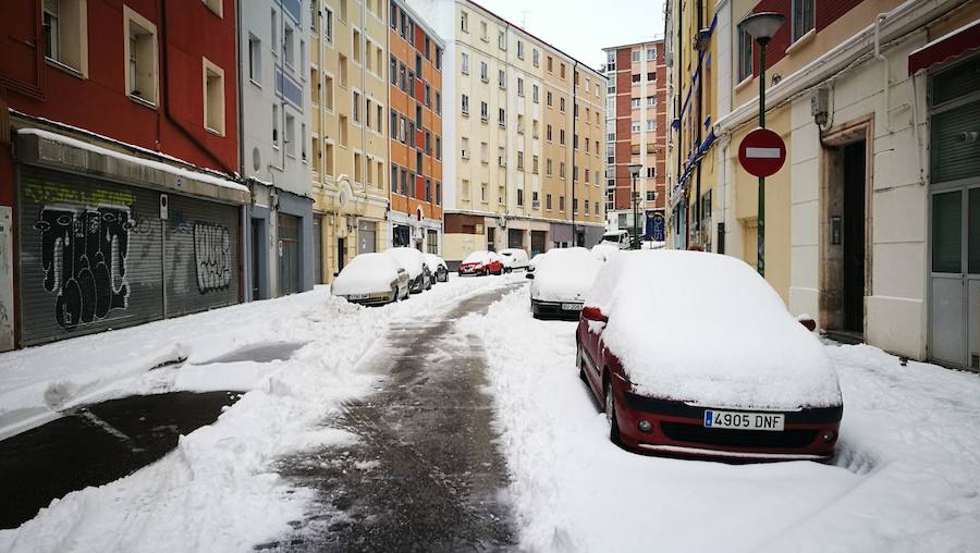 Las prediciciones se han cumplido y la provincia y la capital han amanecido cubiertas de un manto blanco, generandpo numerosas complicaciones en calles y carreteras.