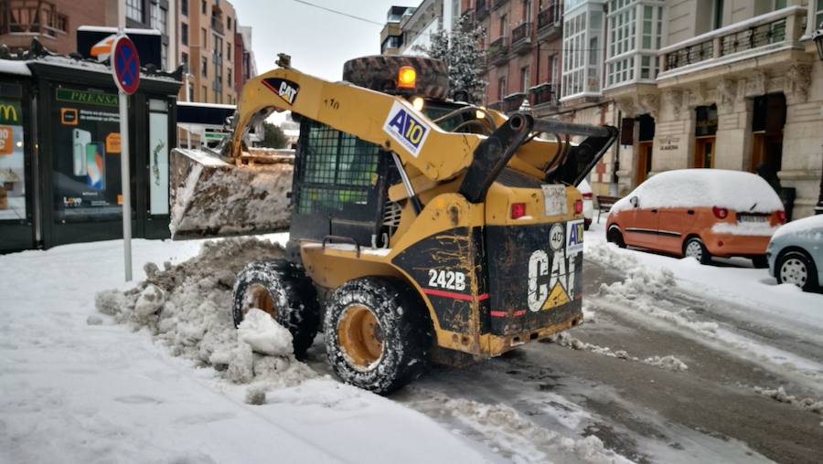 Las prediciciones se han cumplido y la provincia y la capital han amanecido cubiertas de un manto blanco, generandpo numerosas complicaciones en calles y carreteras.