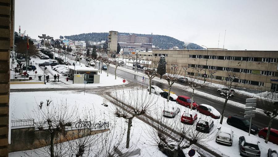 Las prediciciones se han cumplido y la provincia y la capital han amanecido cubiertas de un manto blanco, generandpo numerosas complicaciones en calles y carreteras.