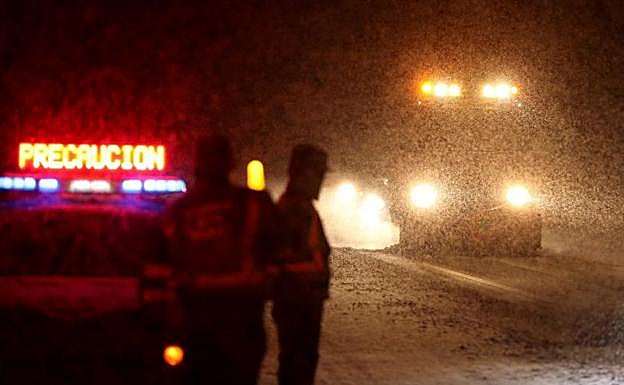 La nieve prohíbe el tránsito de camiones en varias autovías y autopistas de Burgos, Palencia y León