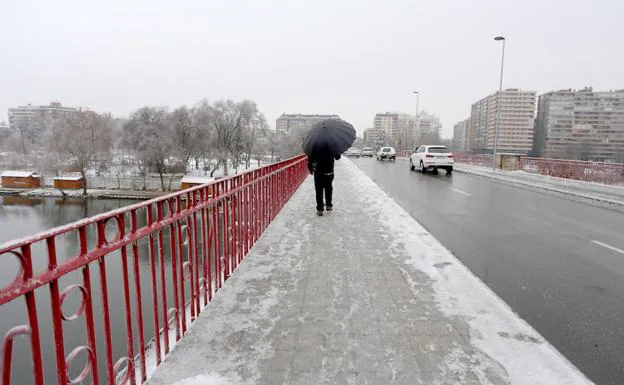 La nieve se deshace poco a poco en Valladolid a medida que cae la lluvia.