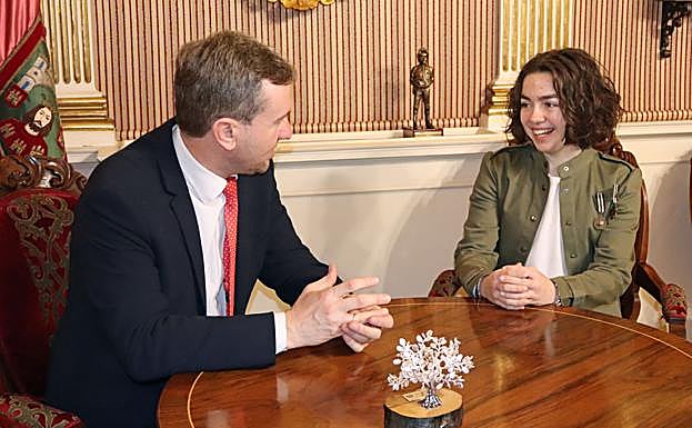 El alcalde, Javier Lacalle, ha dialogado con Fátima López, ganadora del concurso