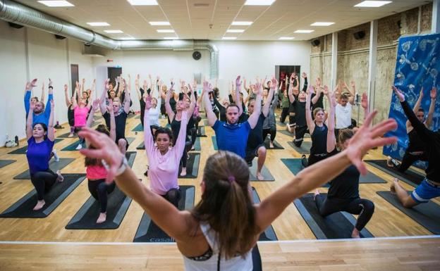 Empleados de la firma de moda deportiva de Björn Borg, durante una sesión de yoga. 