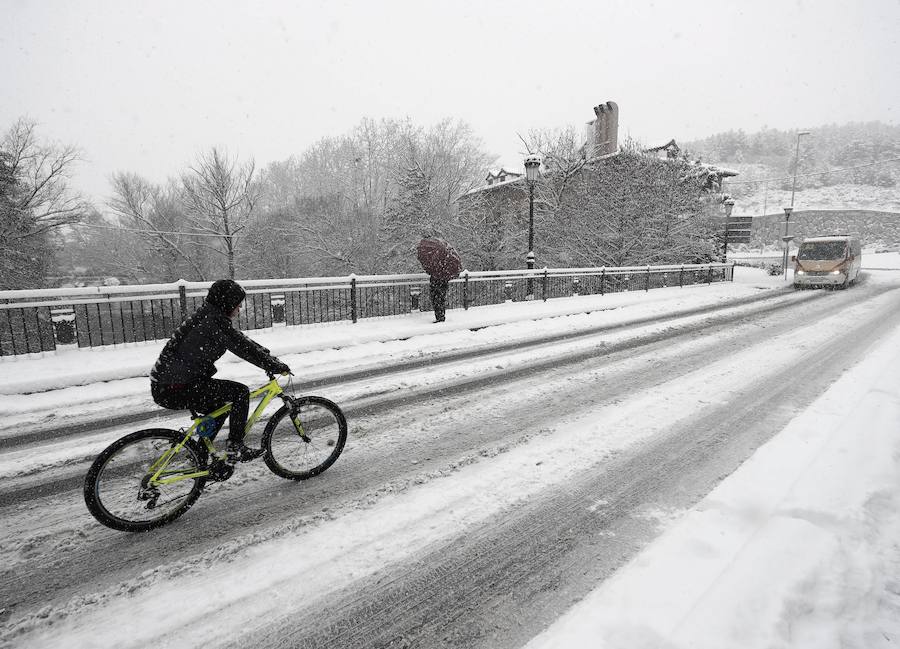 San Sebastian, Bilbao, Pamplona, Santander, Zaragoza y numerosas provincias del norte de españa sorprendidas por el temporal de nieve.