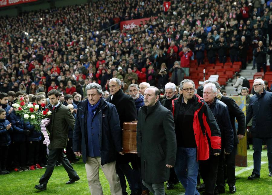 Miles de personas han dado su último adiós al mítico delantero en el estadio del Sporting. 