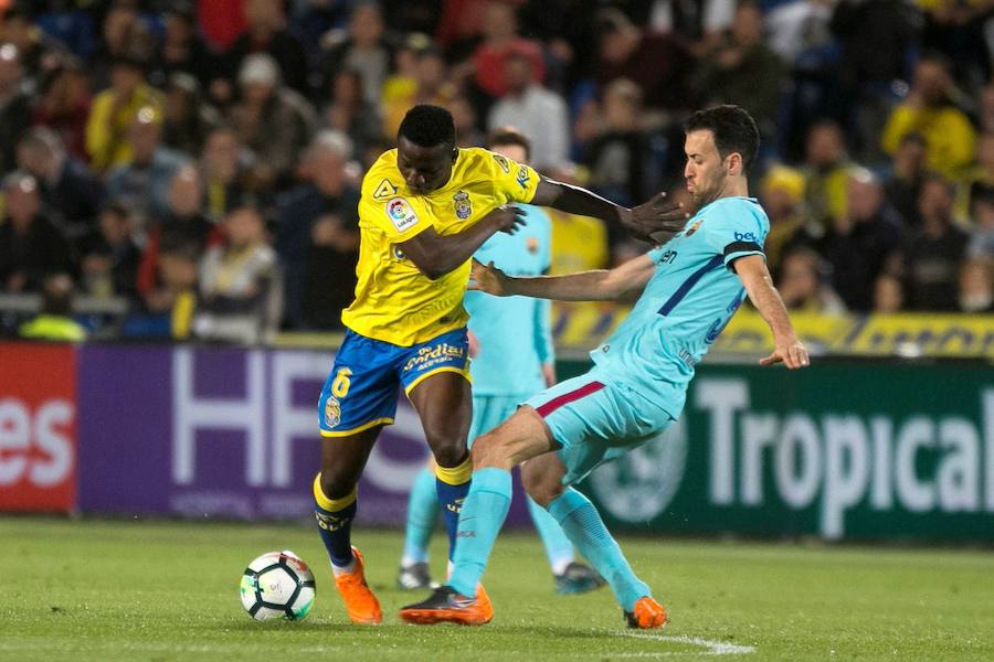 Inesperado empate en Las Palmas del Barcelona antes de recibir al Atlético. La distancia con el segundo es ahora de cinco puntos en la clasificación. Mal partido de los azulgrana donde Calleri igualó el gol de Messi desde el punto de penalti.