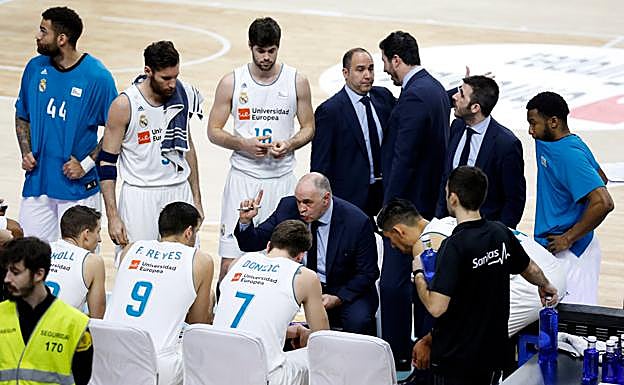 Pablo Laso da órdenes a sus hombres durante un tiempo muerto