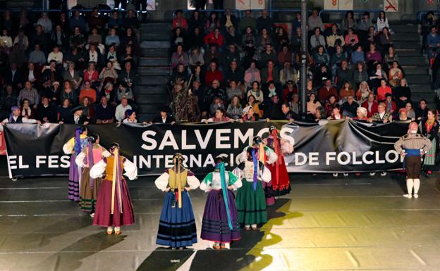 Durante la celebración del Festival de Las Marzas se extendió una pancarta gigante para reivindicar su supervivencia