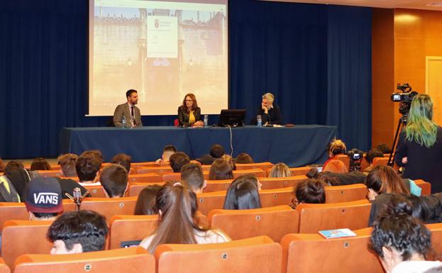 Las jornadas las ha presentado Mar González, presidente de la Asociación de Periodistas de Burgos