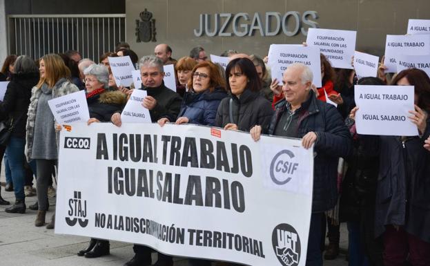 Alrededor de medio centenar de trabajadores se han concentrado en Burgos. 