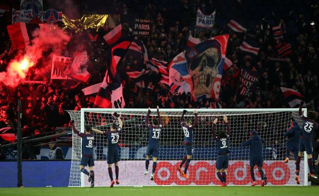 Jugadores del PSG festejando un triunfo con su hinchada. 