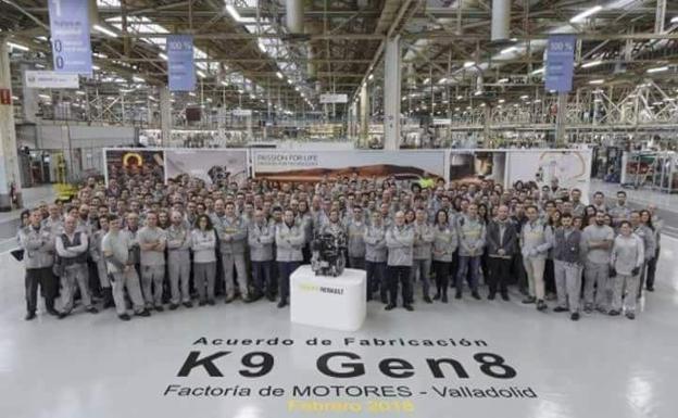 Los trabajadores de Motores posan ante el nuevo propulsor que se fabricará en Valladolid. 