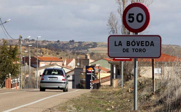 Entrada de la localidad zamorana de La Bóveda del Toro, donde el más joven de los tres exfutbolistas de la Arandina investigados por supuestos abusos sexuales a una menor, ha pasado su primera noche en su casa familiar tras su puesta en libertad. 