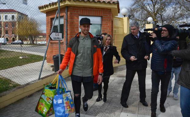 'Viti' ha comparecido ante los medios de comunicación nada más salir de la cárcel de Burgos