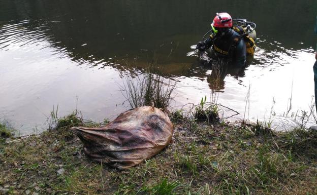 Saco con piedras que ayer extrajeron los buzos de la Guardia Civil del interior del embalse de Arbón, en las proximidades del lugar en el que se localizó el cadáver. 