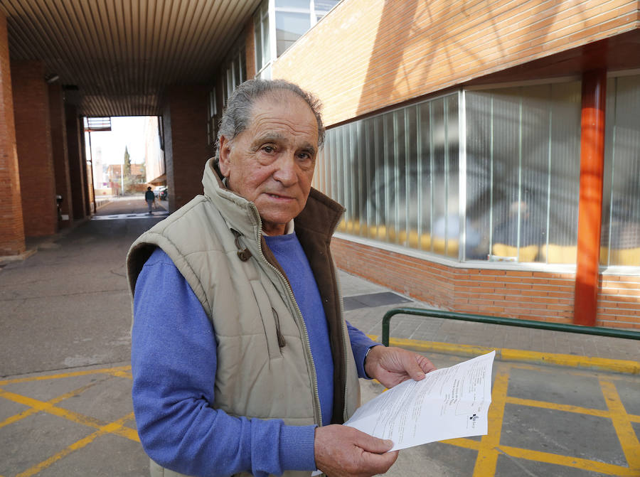 Secundino Estalayo, ayer al salir de Urgencias del Hospital Río Carrión. 