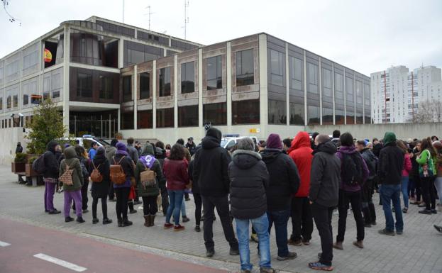 Decenas de personas se concentraron en Comisaría para exigir la liberación de las detenidas.