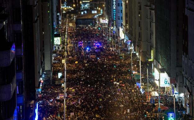 Vista de la Gran Vía durante la marcha del 8M.