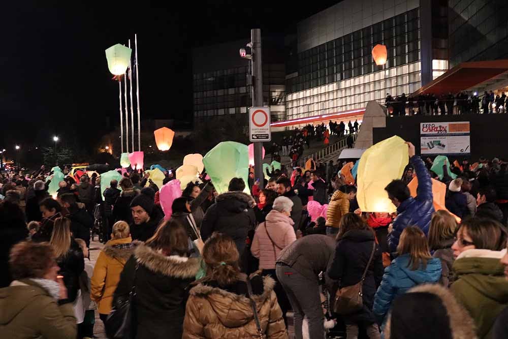 Fotos: Así han lanzado los burgaleses los farolillos solidarios