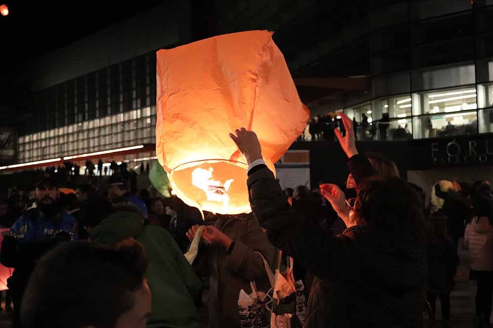 Fotos: Así han lanzado los burgaleses los farolillos solidarios