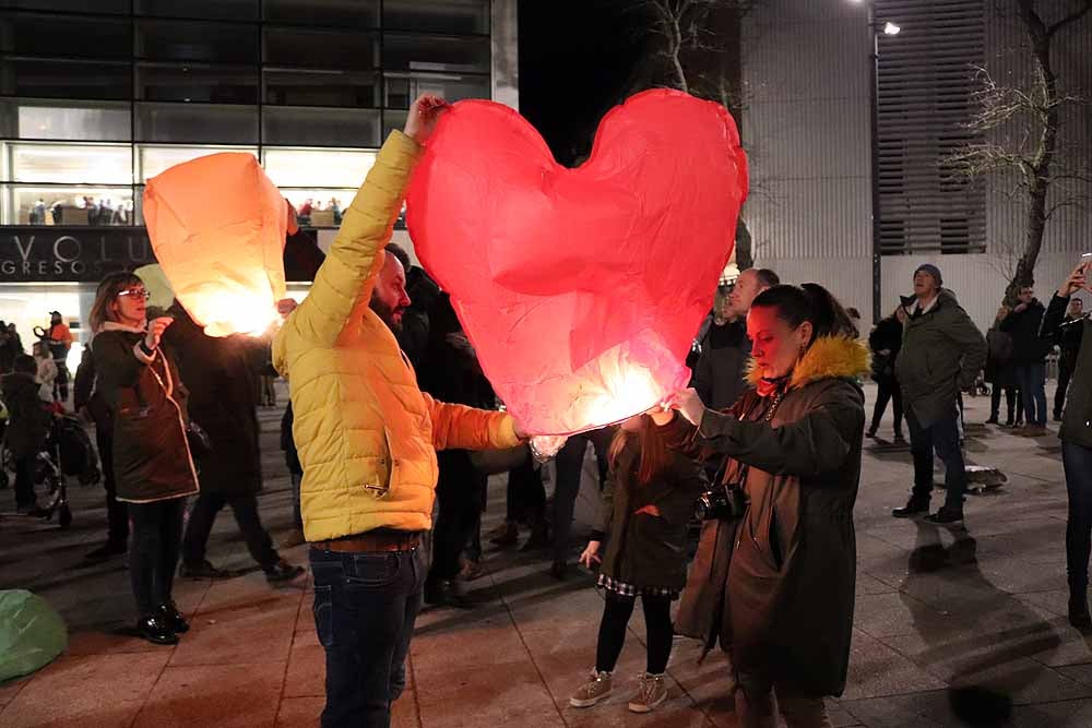 Fotos: Así han lanzado los burgaleses los farolillos solidarios