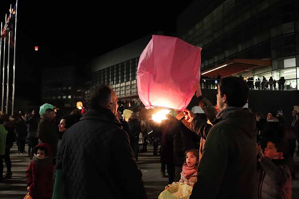 Fotos: Así han lanzado los burgaleses los farolillos solidarios