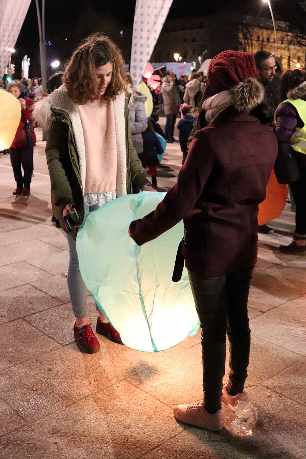 Fotos: Así han lanzado los burgaleses los farolillos solidarios