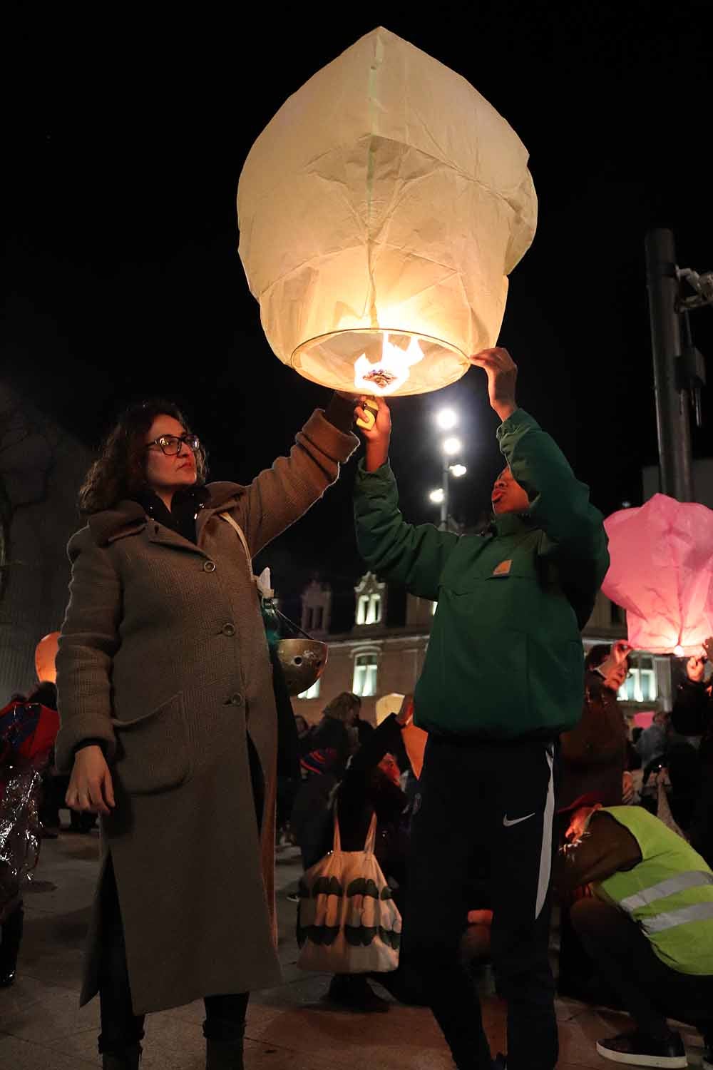 Fotos: Así han lanzado los burgaleses los farolillos solidarios