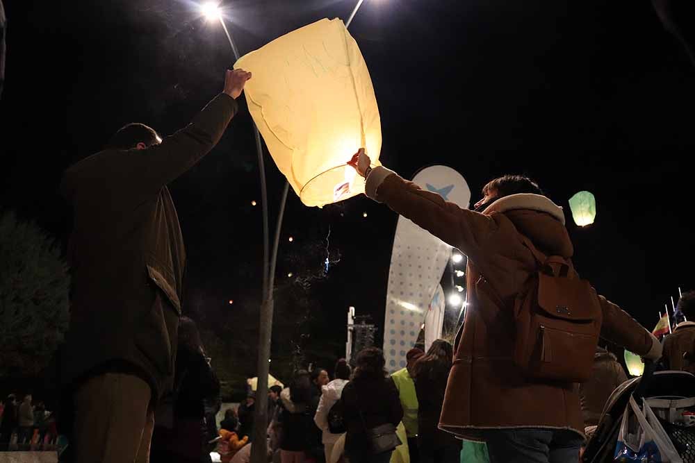 Fotos: Así han lanzado los burgaleses los farolillos solidarios