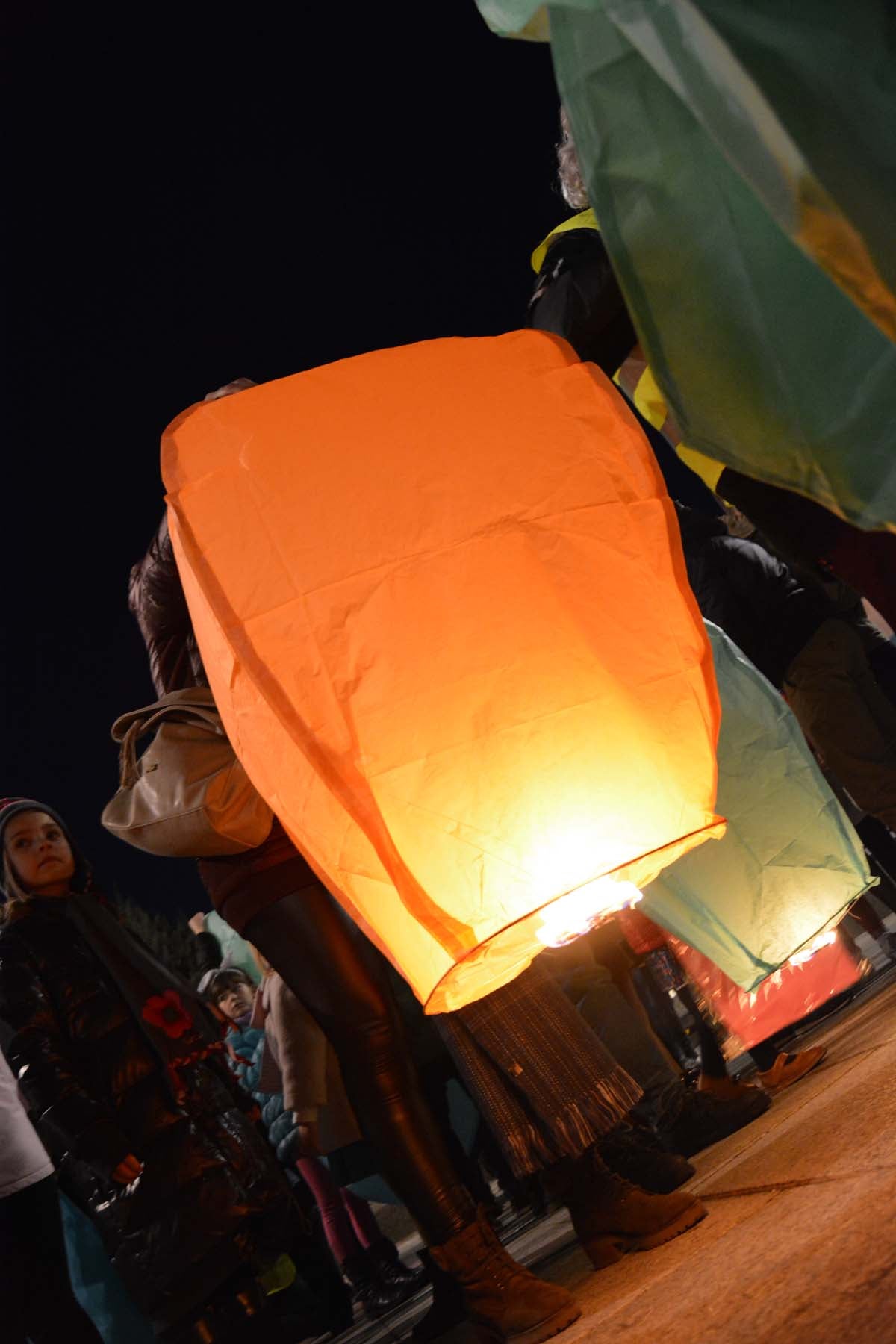 Fotos: Así han lanzado los burgaleses los farolillos solidarios