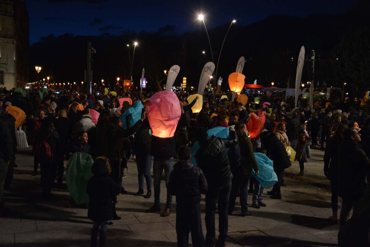 Fotos: Así han lanzado los burgaleses los farolillos solidarios