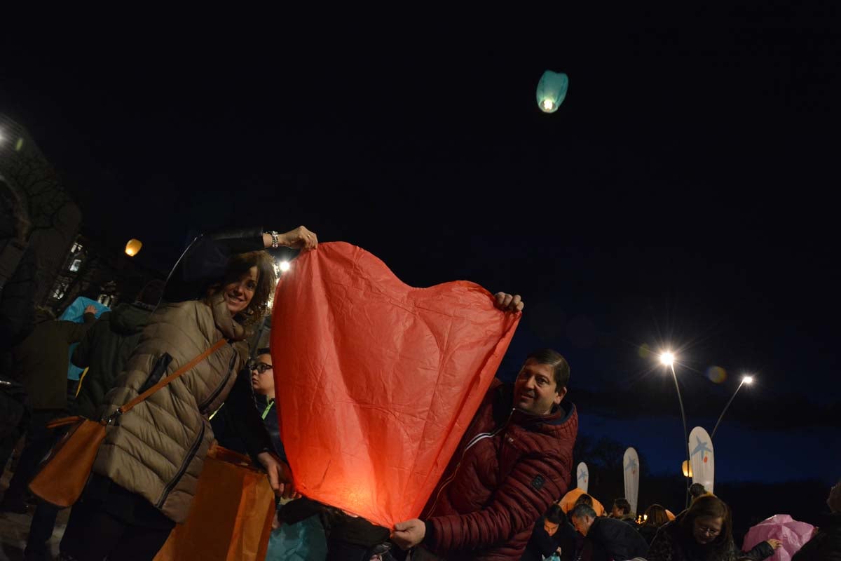 Fotos: Así han lanzado los burgaleses los farolillos solidarios