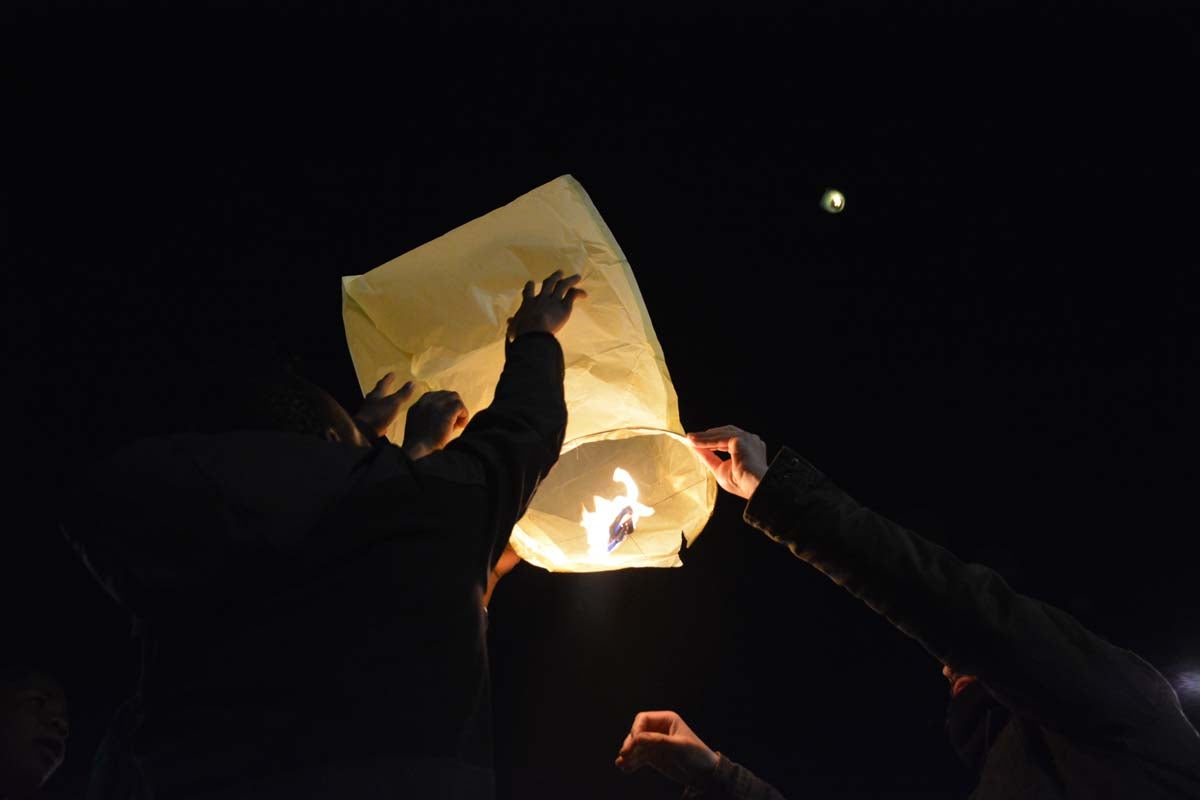 Fotos: Así han lanzado los burgaleses los farolillos solidarios