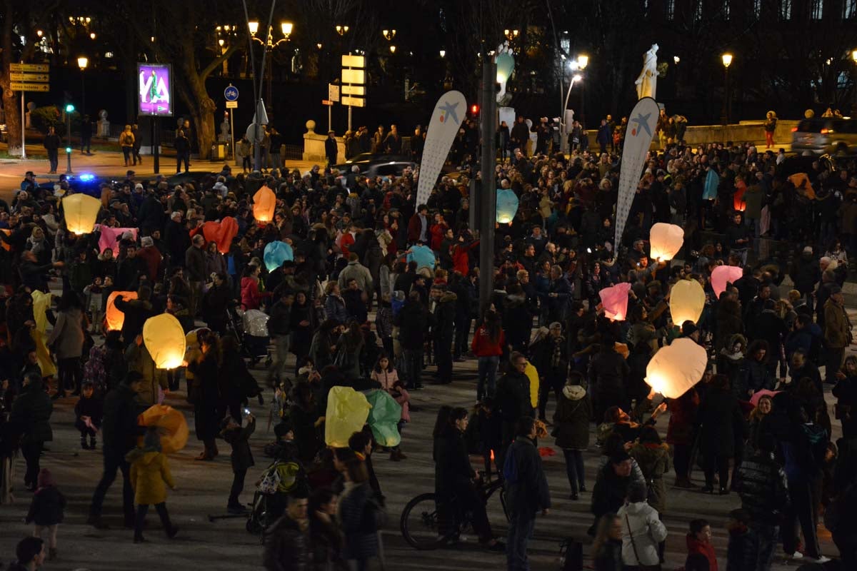 Fotos: Así han lanzado los burgaleses los farolillos solidarios