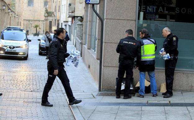 Miembros de la policía nacional se han personado en la céntrica calle da Salamanca. 