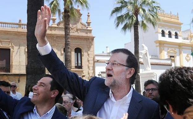 Rajoy saluda. 