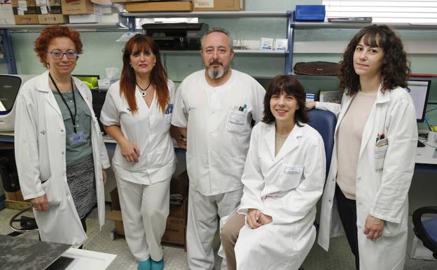 El equipo de la Unidad de Genética Molecular, en uno de sus laboratorios del hospital Virgen de la Vega. 