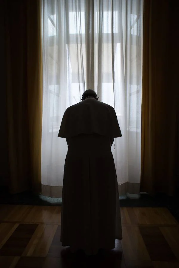 El papa Francisco, momentos antes de asomarse a la baldonada del Vaticano, por el Angelus. 