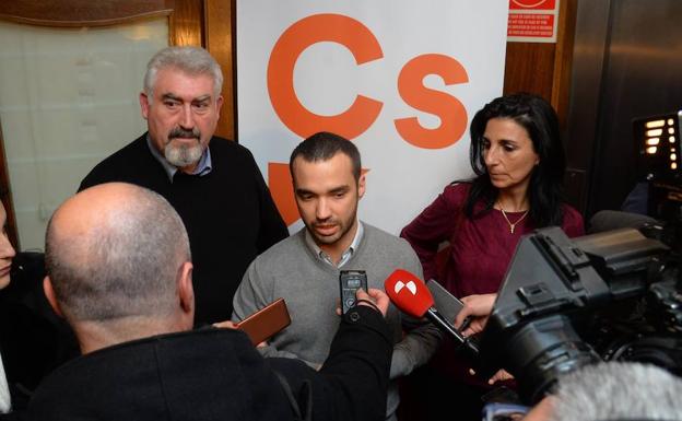 José Ignacio Delgado y Gloria Bañeres con Pablo Yañez, responsable de Comunicación de Cs Castilla y León, en un acto en Burgos