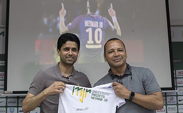 El presidente del PSG, Nasser Al-Khelaïfi, junto al padre de Neymar. 