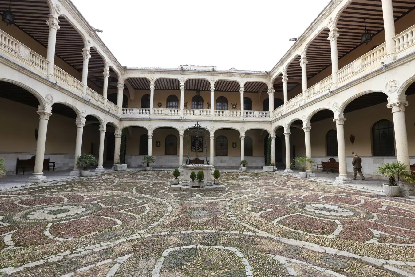 Palacio Real de Valladolid. Propiedad del Ministerio de Defensa desde finales del siglo XIX, es sin duda, el Palacio Real español más desconocido. El rey Carlos V fue el primer monarca español en residir en él, y el que más noches pernoctó en su interior, cuando el edificio era aún propiedad de Francisco de los Cobos, el hombre de confianza del emperador. Además del magnífico patio renacentista, cuya imagen original ha permanecido casi inalterada hasta nuestros días; se recorren otras estancias como el Salón del Trono o el Oratorio de la Reina, que conserva intacto un benditero de esta estancia privada de la reina Margarita de Austria.