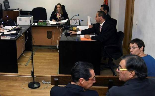 La concejala de Catarroja (Valencia), Datxu Peris (derecha), sentada en el banquillo antes de empezar el juicio. 