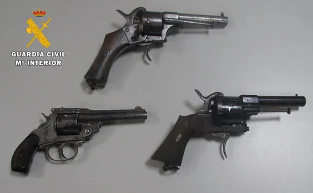 La Guardia Civil intefvino tres pistolas.