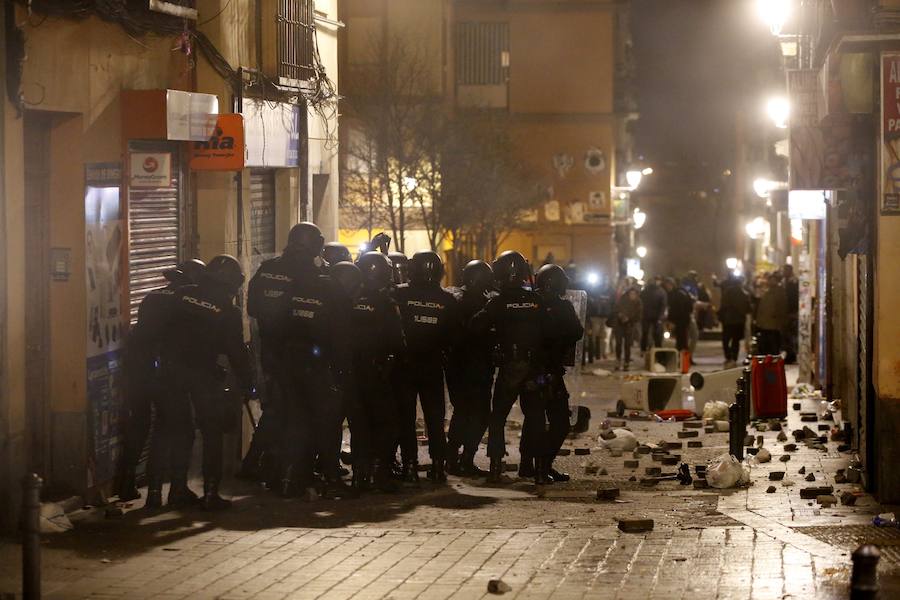 Un grupo de más de medio centenar de personas han quemado contenedores y causado desperfectos en el mobiliario urbano en el madrileño barrio de Lavapiés tras la muerte este jueves de un mantero de 35 años y origen subsahariano a causa de una parada cardiorrespiratoria.