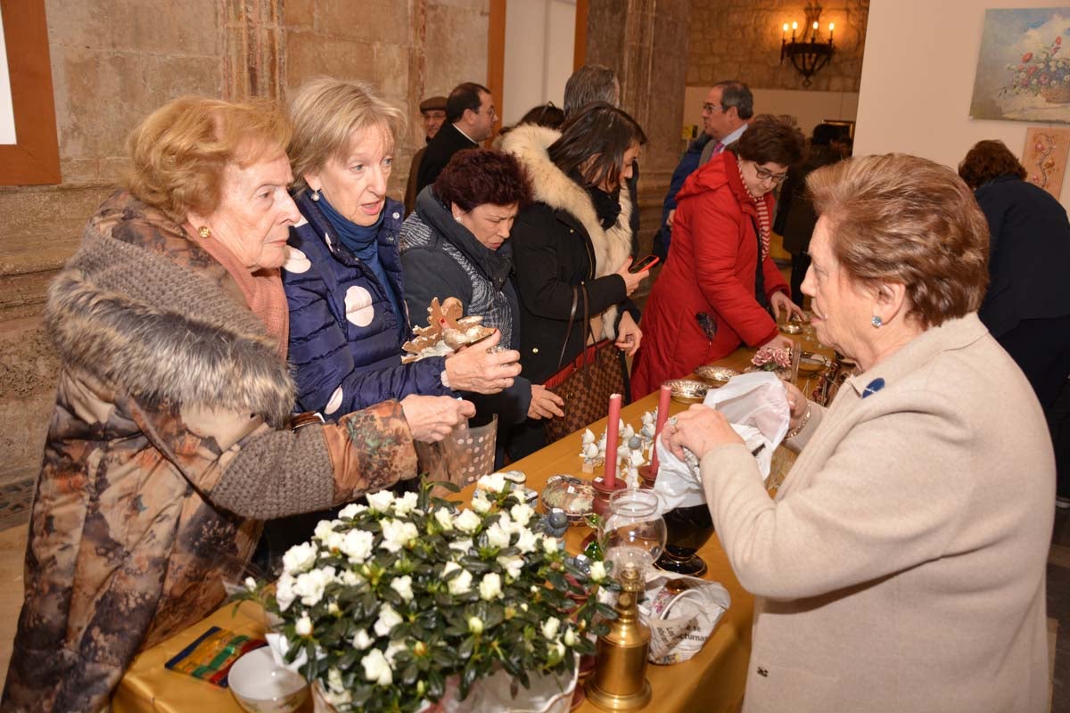 Un año más, Manos Unidas ha desplegado en el Monasterio de San Juan su ya tradicional mercadillo solidario. En este caso, el dinero que se recaude irá destinado a la construcción de un internado en Tanzania.