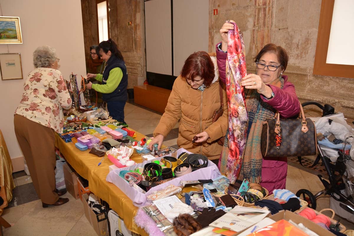 Un año más, Manos Unidas ha desplegado en el Monasterio de San Juan su ya tradicional mercadillo solidario. En este caso, el dinero que se recaude irá destinado a la construcción de un internado en Tanzania.