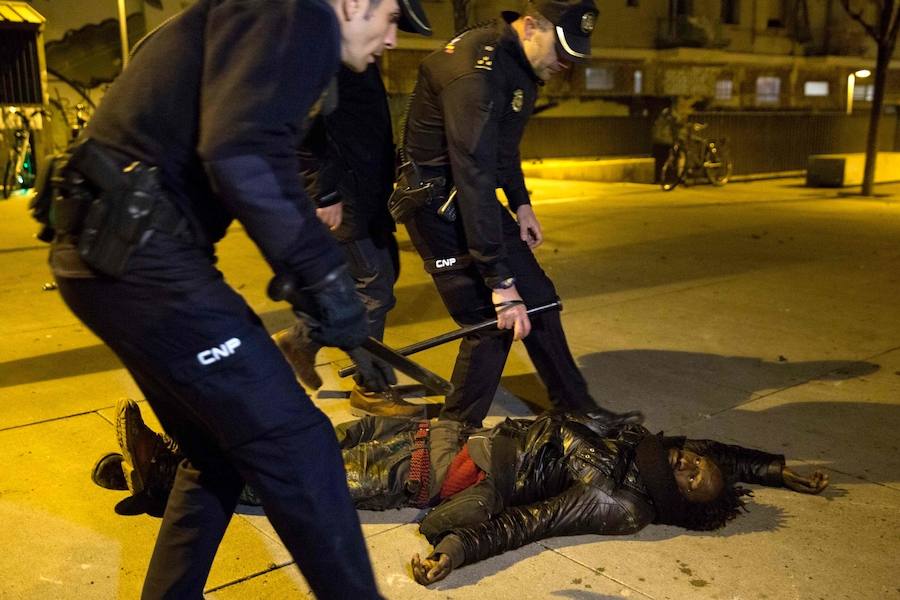 Un grupo de más de medio centenar de personas han quemado contenedores y causado desperfectos en el mobiliario urbano en el madrileño barrio de Lavapiés tras la muerte este jueves de un mantero de 35 años y origen subsahariano a causa de una parada cardiorrespiratoria.