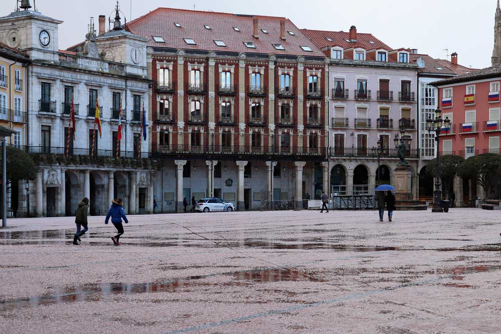 Agua convertida en hielo. La nieve no acaba de llegar a la capital, pero la lluvia tampoco es solo lluvia. Esta mañana ha nevado levemente y también ha granizado, eso sí, tan rápido como ha llegado el granizo, se ha ido