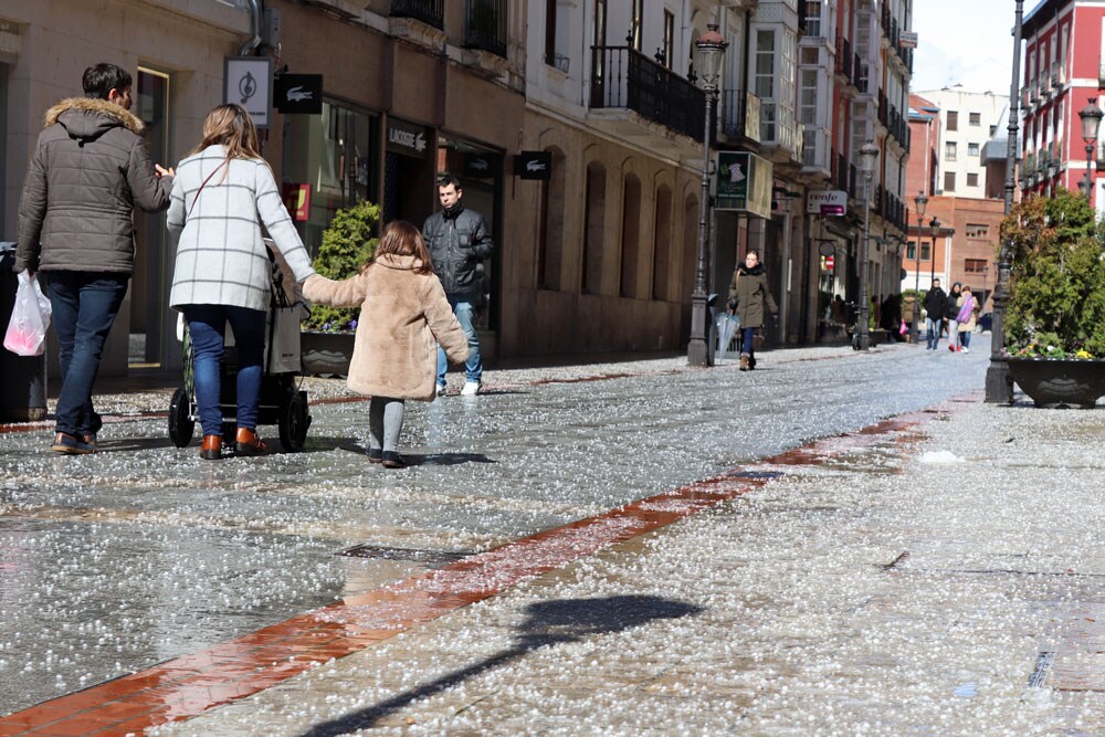 Agua convertida en hielo. La nieve no acaba de llegar a la capital, pero la lluvia tampoco es solo lluvia. Esta mañana ha nevado levemente y también ha granizado, eso sí, tan rápido como ha llegado el granizo, se ha ido